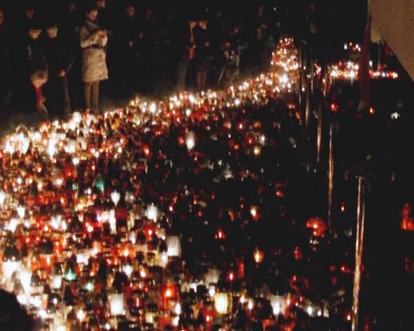 Миллионы поляков зажигают свечи на кладбищах в День Всех Святых