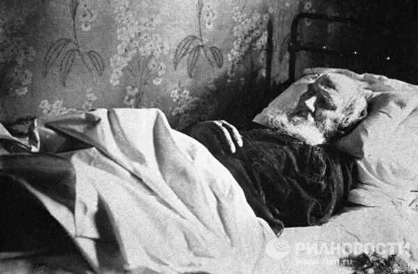 Писатель Лев Толстой на смертном одре 