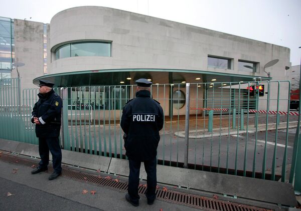 Полиция возле здания ведомства федерального канцлера Германии в Берлине