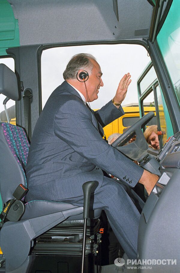 Председатель Совмина РФ В.Черномырдин в кабине немецкого грузовика