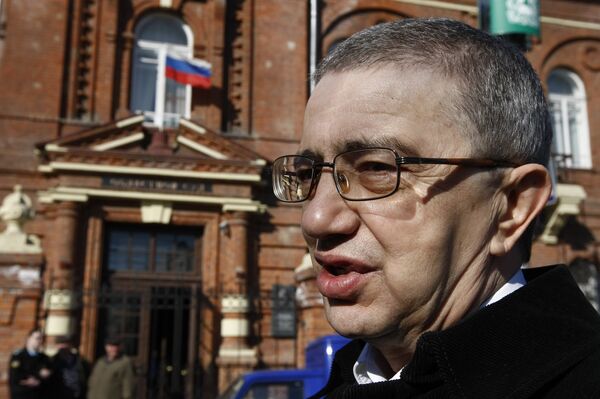 Экс-мэр Томска А.Макаров, освобожденный из-под стражи под залог, у здания областного суда перед началом слушаний