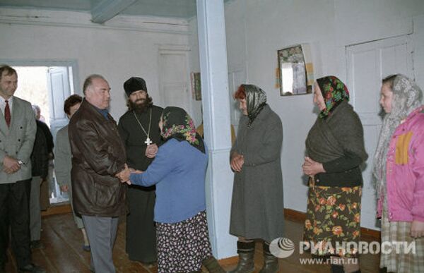 Виктор Черномырдин разговаривает с прихожанами сельской церкви