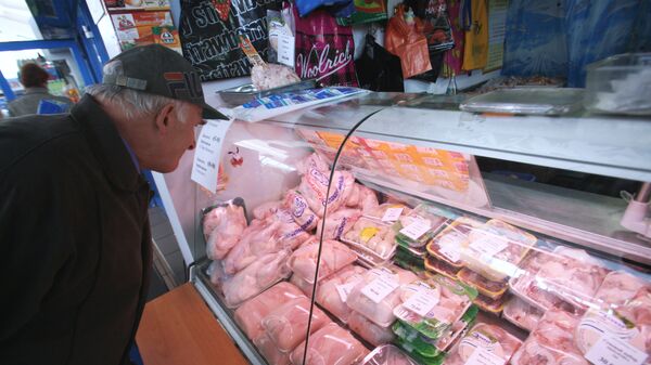 Продажа мяса птицы на Усачевском рынке. Архивное фото