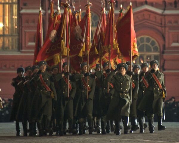 Курсанты и кадеты еще шлифуют шаг перед парадом на Красной площади