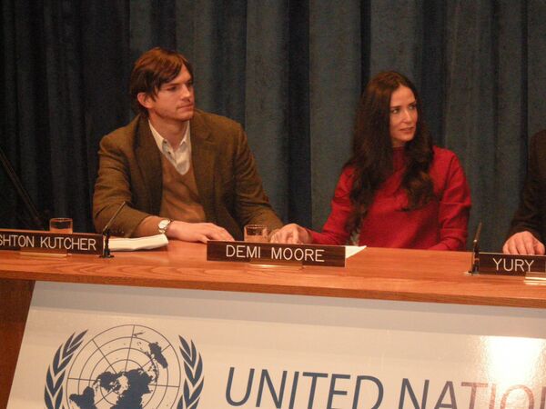 Деми Мур и Эштон Катчер на пресс-конференции в штаб-квартире ООН