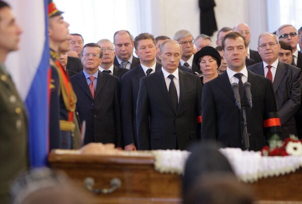 Президент РФ Д.Медведев и премьер-министр РФ В.Путин на гражданской панихиде по Виктору Черномырдину