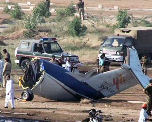 Пассажирский самолет рухнул на землю сразу после взлета