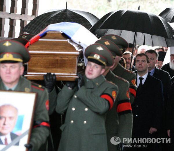 Президент РФ Д.Медведев на похоронах Виктора Черномырдина