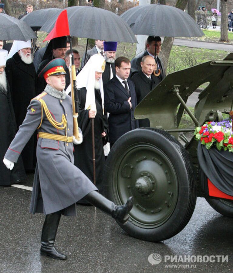 Президент РФ Д.Медведев и премьер-министр РФ В.Путин на похоронах Виктора Черномырдина