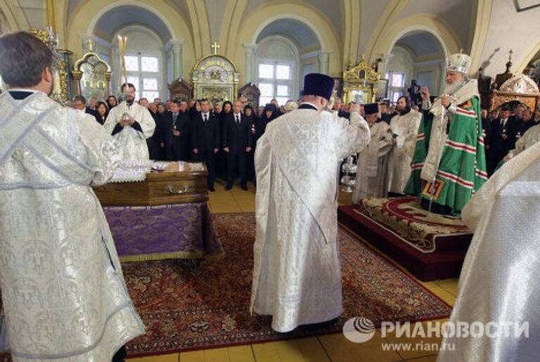 Президент РФ Д.Медведев и премьер-министр РФ В.Путин на отпевании Виктора Черномырдина