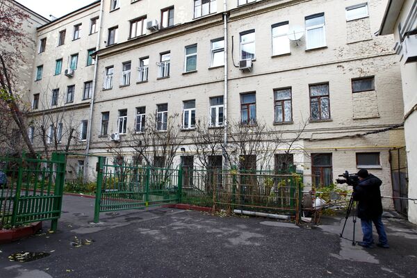 Двор дома 28 по Пятницкой улице, у которого был избит журналист Олег Кашин