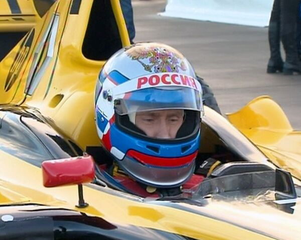 Путин за рулем болида Формулы-1 разогнался до 240 километров в час