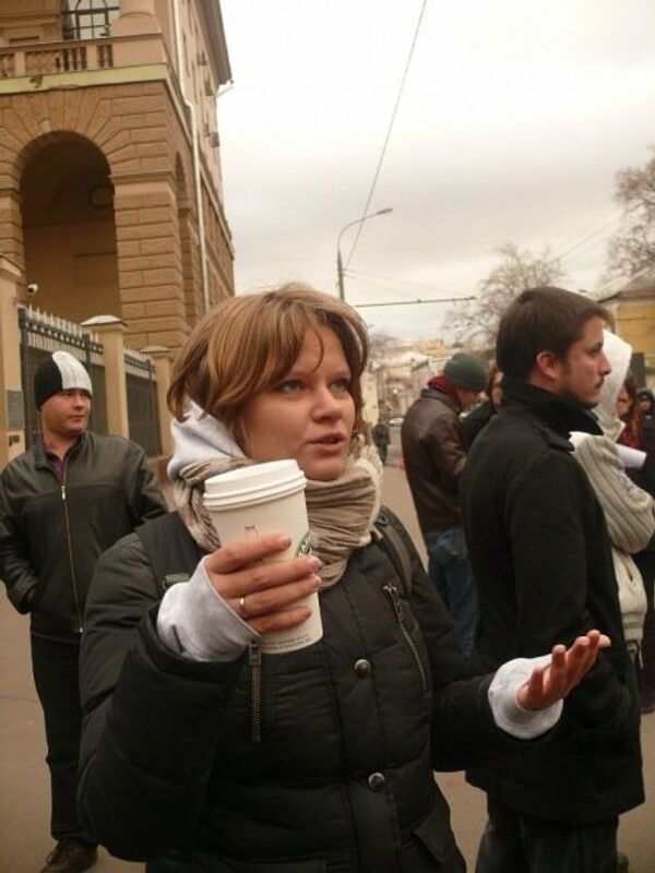 Ирина Воробьева во время пикета у здания ГУВД в поддержку журналиста Кашина