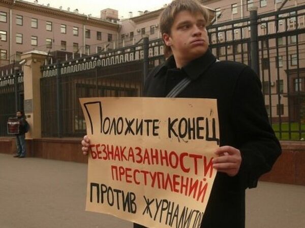 Виталий Шушкевич во время пикета у здания ГУВД в поддержку журналиста Кашина