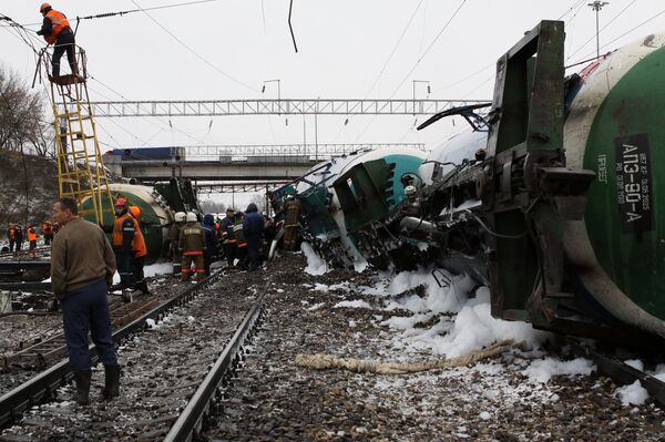 Шесть вагонов грузового поезда сошли с рельсов в Смоленске
