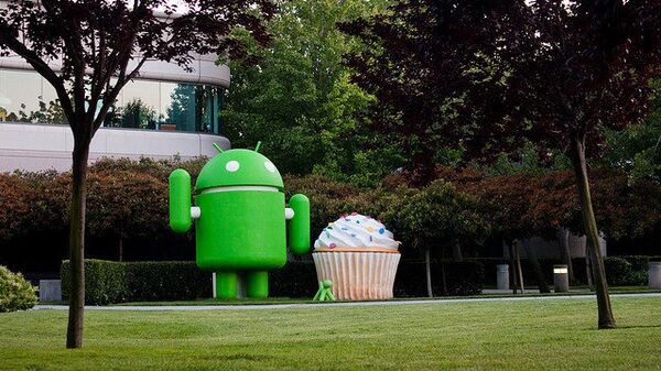 Скульптура с логотипом Google Android