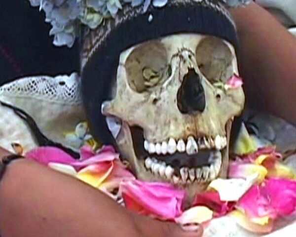 Боливийцы празднуют День мертвых с черепами в руках