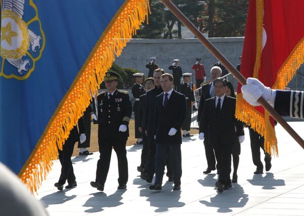 Дмитрий Медведев возложил венок к Монументу павших за Родину в Сеуле