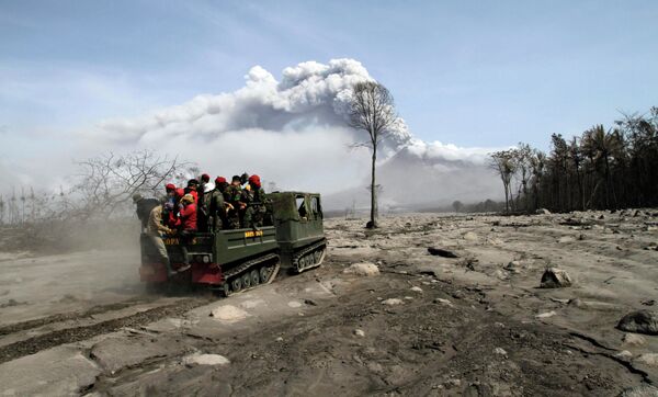 Спасательные работы на месте извержения вулкана Мерапи в Индонезии 