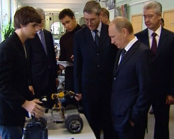 Путин поиграл в машинки со школьниками