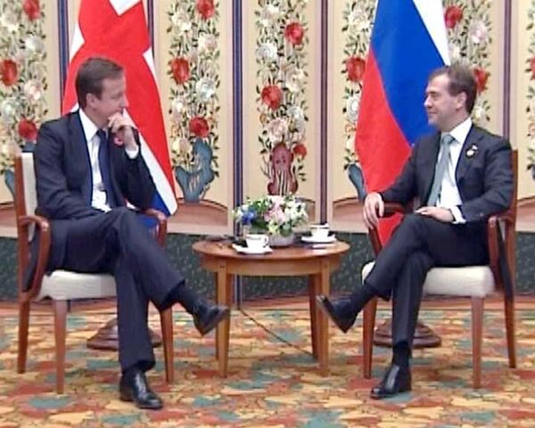 Медведев позвал британского премьера в Россию