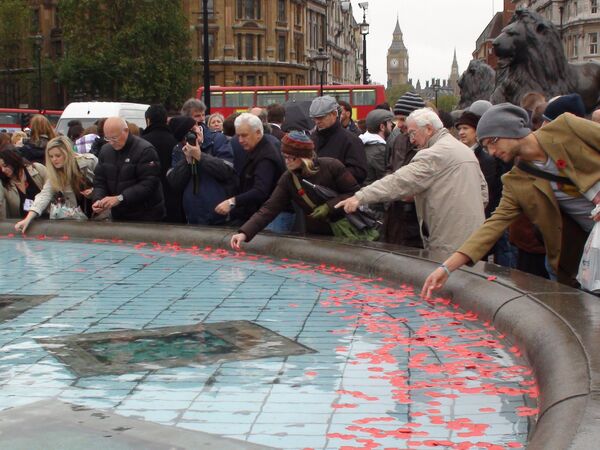 Мемориальная церемония на Трафальгарской площади в Лондоне в честь погибших в войнах в День перемирия (Armistice Day)