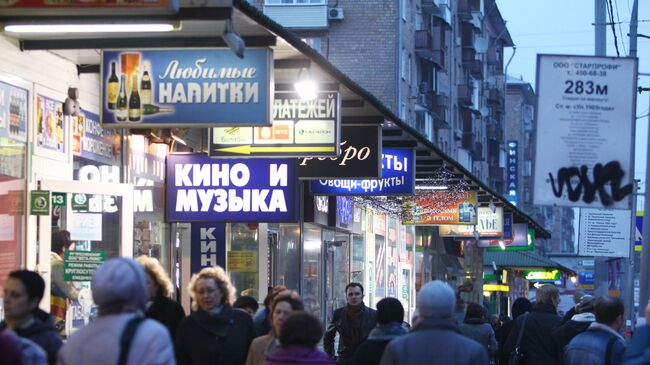 Торговые палатки и уличная реклама в Москве. Архив