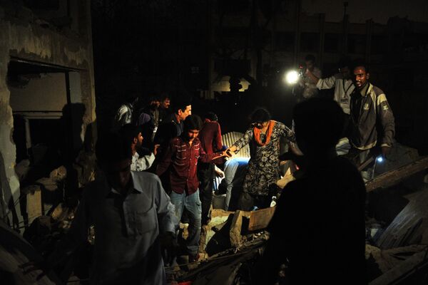 Число погибших при взрыве в пакистанском городе Карачи возросло до 18
