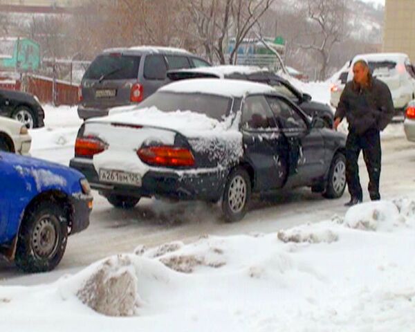 Снегопад во Владивостоке привел к многокилометровым пробкам 