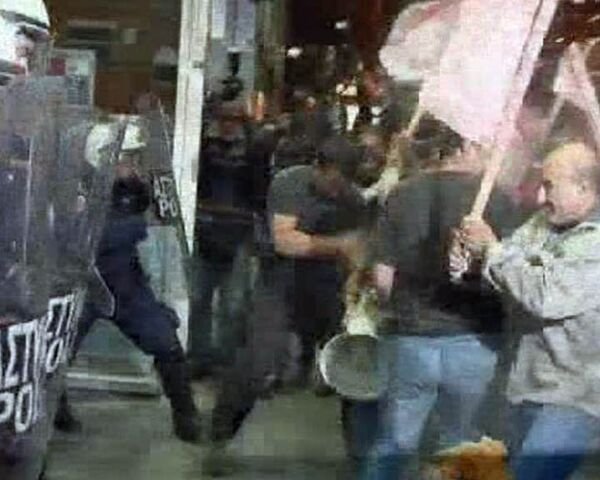 Портовые рабочие побили флагами полицейских в Афинах 