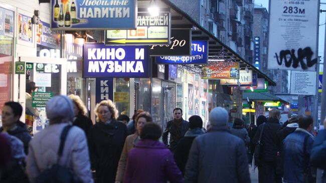 Торговые палатки и уличная реклама в Москве. Архив