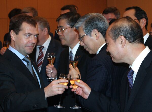 Президент Д.Медведев присутствует на подписании контракта на строительство химзавода в городе Менделеевск