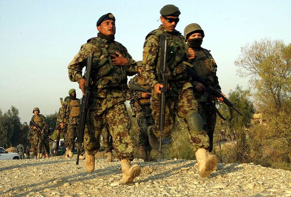 Солдаты Афганской национальной армии вблизи аэропорта города Джелалабад 