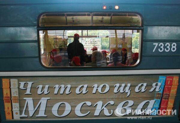 Фирменный поезд Читающая Москва  на станции столичного метро Воробьевы горы