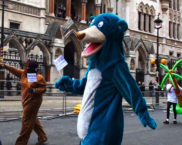 В костюмах медведя встретили нового лорда-мэра жители лондонского Сити