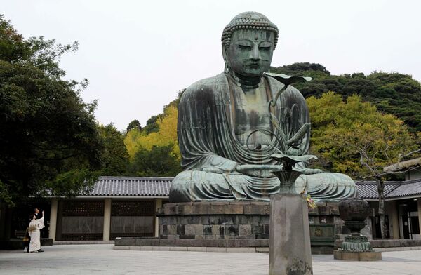 Барак Обама у статуи Большого Будды в Камакуре, Япония
