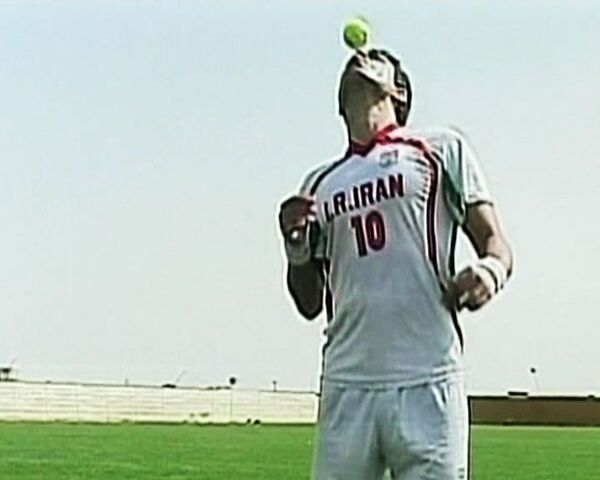 Иранский футболист стал мировым рекордсменом по жонглированию ногами