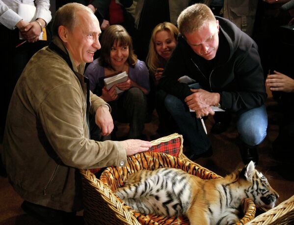 Владимир Путин познакомил журналистов с подаренным ему тигренком