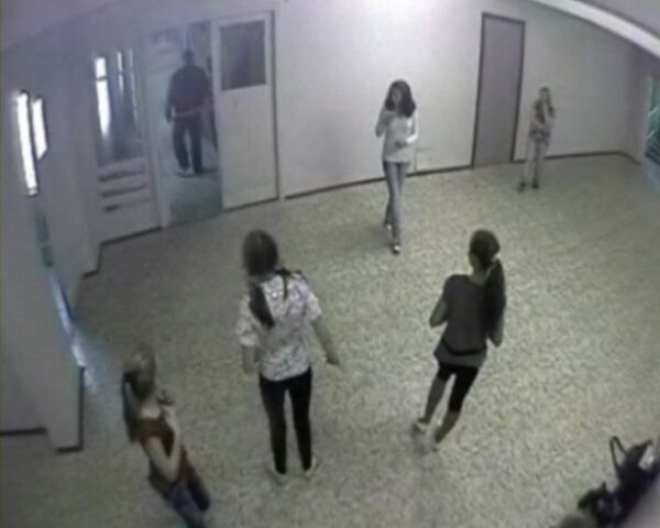 Стоп-кадр видеозаписи одной из камер наблюдения установленных в школе №339 Невского района города Санкт-Петербурга
