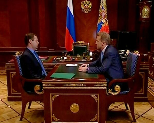 Медведев велел следить за жуликами на границах Таможенного союза