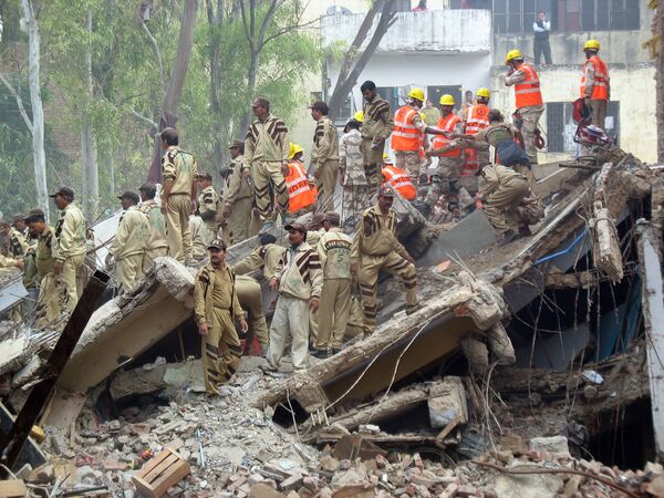 Разбор завалов на месте обрушения здания в Нью-Дели