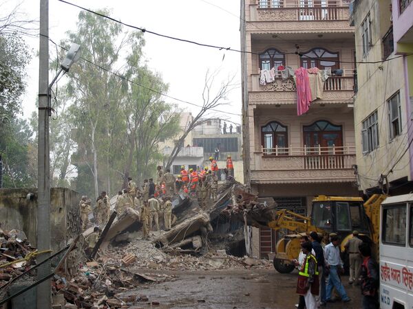 Разбор завалов на месте обрушения здания в Нью-Дели