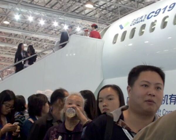 Посмотреть на китайский авиалайнер С-919 собралась огромная очередь
