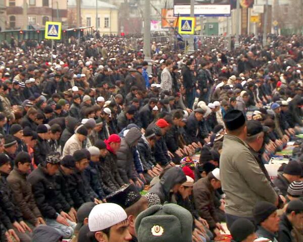 Тысячи мусульман совершили намаз в честь праздника Курбан-байрам в Москве