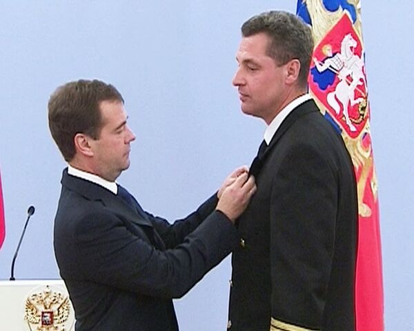 Медведев наградил экипаж Ту-154, совершившего аварийную посадку в Коми