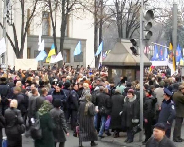 Десятки тысяч украинцев протестуют против нового Налогового кодекса