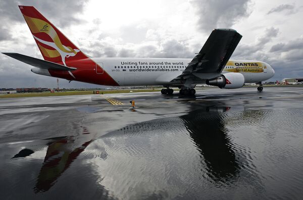 Boeing-747 компании Qantas сел в ЮАР после столкновения с птицами