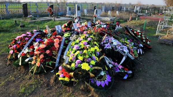 Могилы жертв жестокого убийства 12 человек в станице Кущевская. Архив