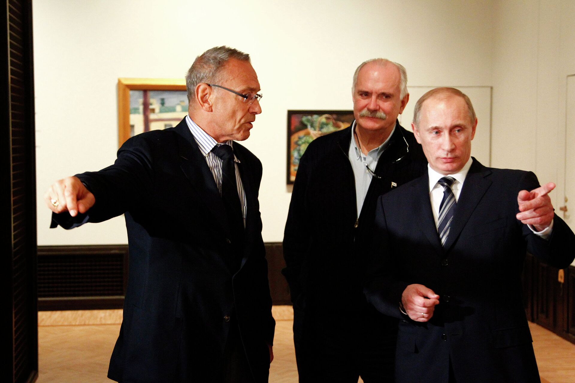 Путин награждает Кончаловского
