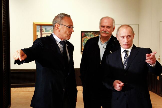 Премьер-министр РФ Владимир Путин посетил выставку Петр Кончаловский. К эволюции русского авангарда